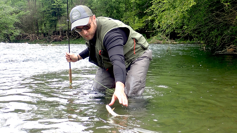 Romain en stage de pêche à la truite à la mouche