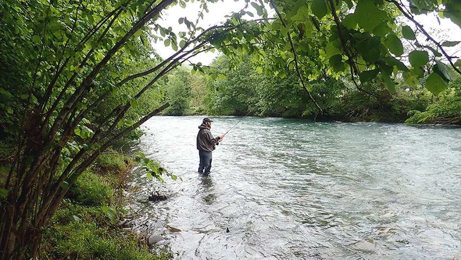 Stéphane en action lors de son stage de pêche aux appâts naturels en dérive