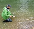 Romain capture une truite lors de son stage de pêche à la mouche