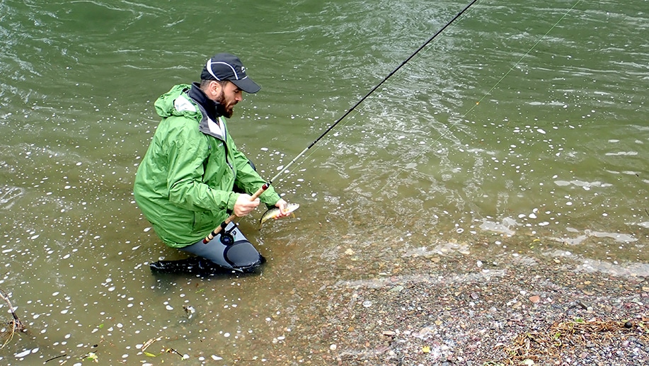 Romain capture une truite lors de son stage de pêche à la mouche